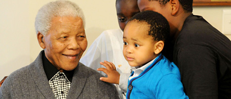 Barn sjunger för 94-årige Mandela. FOTO: Peter Morey/SCANPIX